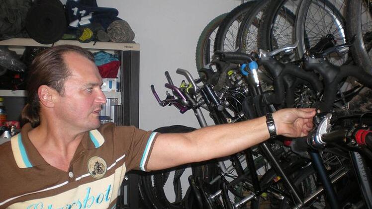 Wo bei anderen Modelleisenbahnen, Billardtische oder Partykeller zu finden sind, hat sich Walter Lauter einen Fahrradkeller mit Ersatzteillager eingerichtet. Foto: Benedikt Borst