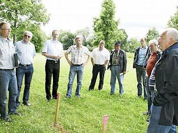 Möglichst schnell und preiswert soll der Schaden an der Abwasser-Druckleitung von Limbach nach Eltmann saniert werden. Über Möglichkeiten der Reparatur diskutierte der Eltmanner Bauausschuss vor Ort.