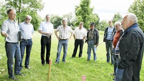 Möglichst schnell und preiswert soll der Schaden an der Abwasser-Druckleitung von Limbach nach Eltmann saniert werden. Über Möglichkeiten der Reparatur diskutierte der Eltmanner Bauausschuss vor Ort.