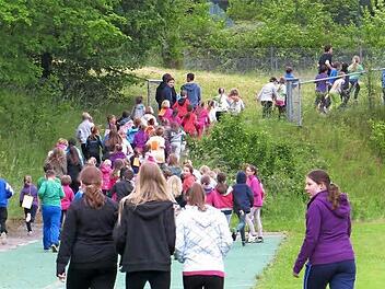 Am Spendenlauf haben sich alle 220 Schülerinnen und Schüler der Schlossberg-Schule Nüdlingen beteiligt. Foto: Helmut Conrady