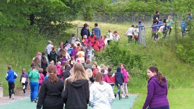 Am Spendenlauf haben sich alle 220 Schülerinnen und Schüler der Schlossberg-Schule Nüdlingen beteiligt. Foto: Helmut Conrady