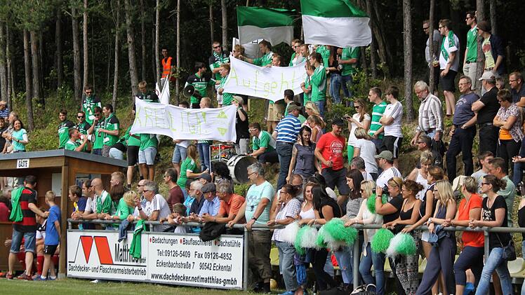 Kersbachs Fans auf dem Sportgelände der DJK Weingarts.