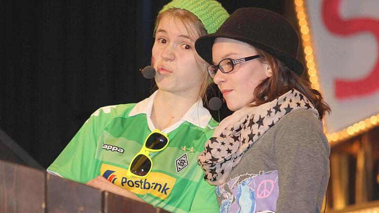 Ludwig (Annalena Werb, links) und Wilhelm (Lea Fuchs) hatten allerlei zu erzählen.