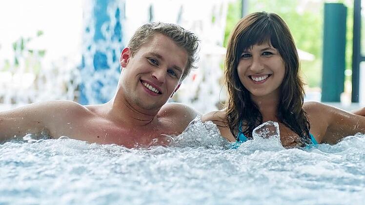 Hier baden die Gäste in Kissinger Heilwasser. Foto: KissSalis-Therme