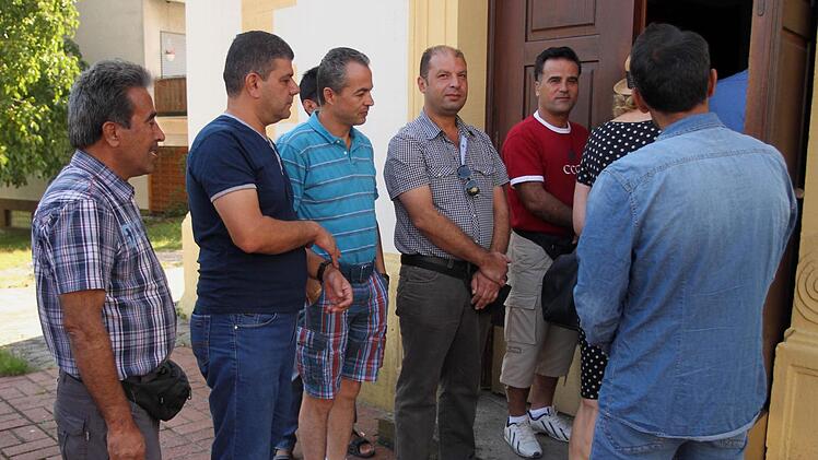 An ihren Gesichtern kann man auch ihre Freude und Zufriedenheit ablesen, hier beim Gang zur Kirche. Foto: Günther Geiling