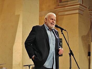 Eine tolle Stimme und viel Geschichtsverständnis bewies Gunther Emmerlich im Staatsbad.  Foto: Werner Vogel