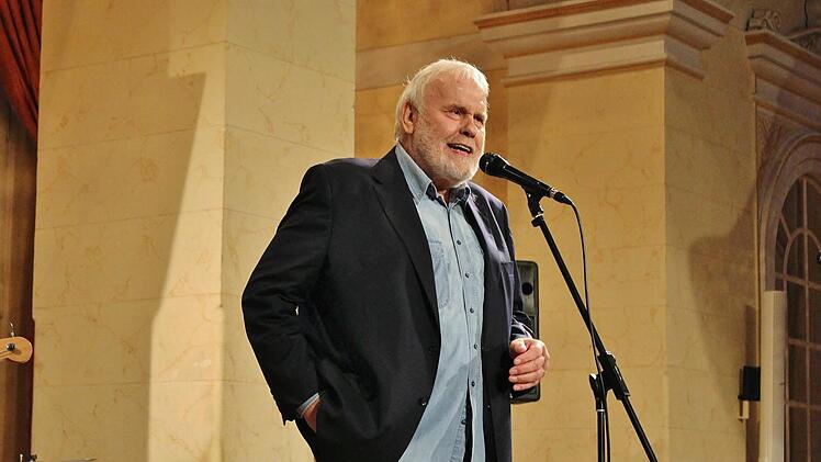 Eine tolle Stimme und viel Geschichtsverständnis bewies Gunther Emmerlich im Staatsbad.  Foto: Werner Vogel