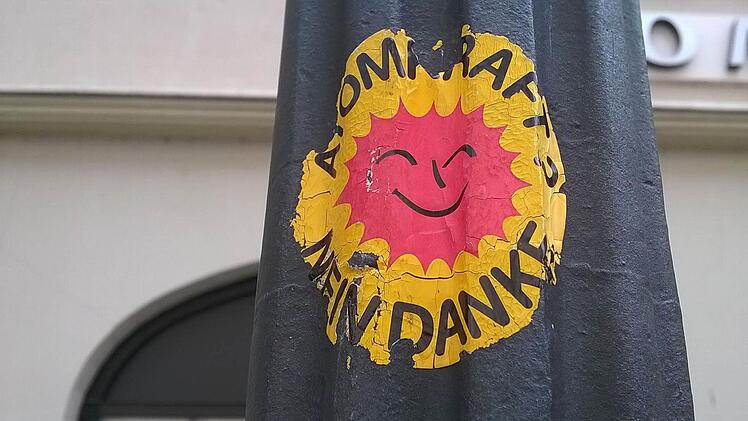 Sihet fast schon nostalgisch aus: Anti-Atomkraft-Aufkleber in der Coburger Spit.Foto: Jochen Berger