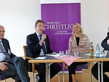 Professor Wolfgang Huber (mit Mikrofon) schrieb der CSU Leitlinien für christliches Handeln ins Stammbuch. Weitere Personen von links: Bundesminister Christian Schmidt, Landesvorsitzender des EAK, Bundestagsabgeordnete Silke Launert und Moderator Jürgen Henkel, Bezirksvorsitzender des EAK Oberfranken.  Foto: Marion Krüger-Hundrup
