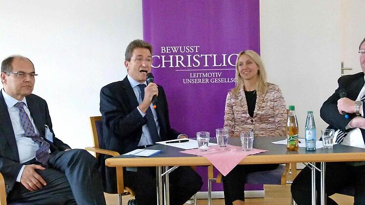 Professor Wolfgang Huber (mit Mikrofon) schrieb der CSU Leitlinien für christliches Handeln ins Stammbuch. Weitere Personen von links: Bundesminister Christian Schmidt, Landesvorsitzender des EAK, Bundestagsabgeordnete Silke Launert und Moderator Jürgen Henkel, Bezirksvorsitzender des EAK Oberfranken.  Foto: Marion Krüger-Hundrup
