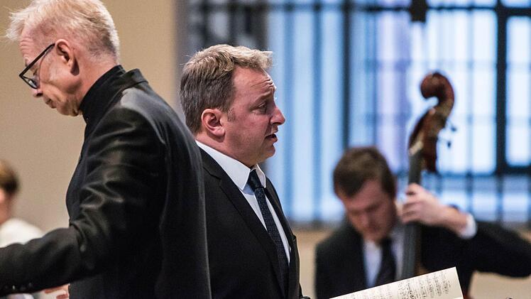Ein beeindruckendes Konzert zum Totensonntag gestaltete der Coburger Bachchor unter Peter Stenglein in der Morizkirche. Als Bariton-Solist überzeugte Martin Trepl. Foto: Jochen Berger