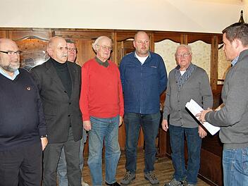 Der wiedergewählte Vorstand bei seiner offiziellen Verpflichtung durch Kreisorganisationsleiter Dirk Weber (rechts) mit (von links) Holger Kraus (Kassier), Ludwig Schlereth (stellvertretender Vorsitzender), Lothar Schmitt und Wolfgang Klein (Revisoren), Oliver Reck (Vorsitzender) und Siegfried Wolf (Schriftführer) Foto: Sigismund von Dobschütz