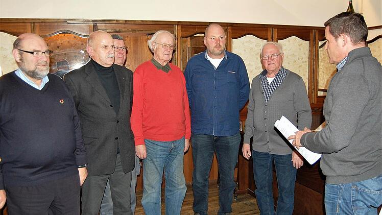 Der wiedergewählte Vorstand bei seiner offiziellen Verpflichtung durch Kreisorganisationsleiter Dirk Weber (rechts) mit (von links) Holger Kraus (Kassier), Ludwig Schlereth (stellvertretender Vorsitzender), Lothar Schmitt und Wolfgang Klein (Revisoren), Oliver Reck (Vorsitzender) und Siegfried Wolf (Schriftführer) Foto: Sigismund von Dobschütz