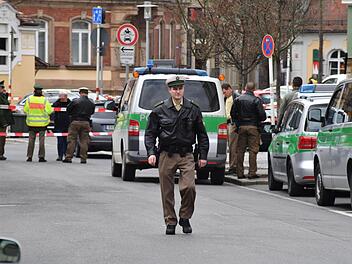 Polizisten am Freitag am ZOB in Bamberg Foto: Rinklef