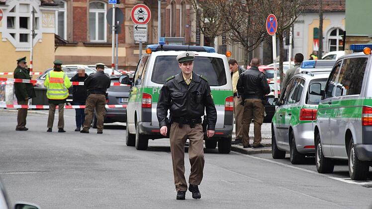 Polizisten am Freitag am ZOB in Bamberg Foto: Rinklef