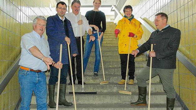 F&uuml;r den Zustand des Bahnhofs gibt es nur den Daumen nach unten. Die CSU-Landtagsabgeordneten Freiherr von Lerchenfeld und Sch&ouml;ffel, Landrat S&ouml;llner (FW), MdB Zeulner (CSU), MdL Aures (SPD) und OB Schramm (von links) appellieren an die Bahn, etwas zu &auml;ndern. Foto: M&uuml;ller