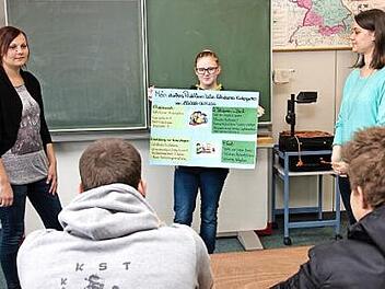 Die persönlichen Erfahrungen aus den Praktika gehören zum Unterricht in der eCn-Klasse. Hier präsentiert Sidney Schilbach ihr Tableau den Klassenkameraden und den beiden Pädagogen Tina Schardt (links) und Kathrin Sünkel (rechts).  Foto: Klaus Gagel