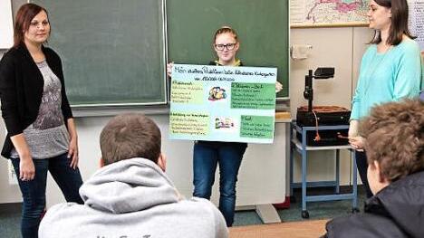 Die persönlichen Erfahrungen aus den Praktika gehören zum Unterricht in der eCn-Klasse. Hier präsentiert Sidney Schilbach ihr Tableau den Klassenkameraden und den beiden Pädagogen Tina Schardt (links) und Kathrin Sünkel (rechts).  Foto: Klaus Gagel