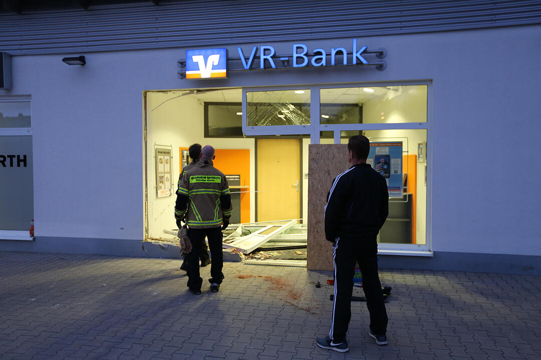 Unfall in Bayreuth: Auto kracht in Bank
