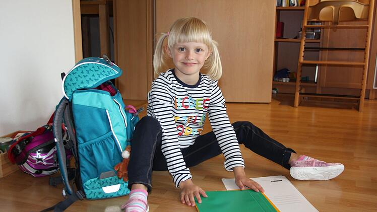 Büchertasche, Hefte, Mäppchen und ihre neuen Sportsachen - voller Stolz zeigt Mara ihre Ausstattung für die Schule.  Fotos: Lisa Kieslinger