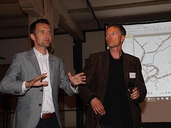 Planer Alexander Süßmuth (r.) und Bürgermeister Andreas Hügerich  informierten über die Ergebnisse der Verkehrszählung und Haushaltsbefragungen. Gerda Völk