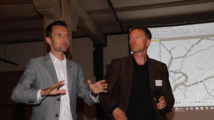 Planer Alexander Süßmuth (r.) und Bürgermeister Andreas Hügerich  informierten über die Ergebnisse der Verkehrszählung und Haushaltsbefragungen. Gerda Völk