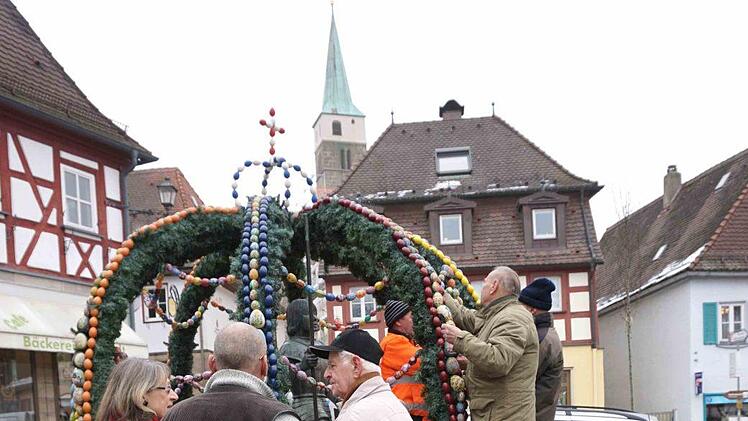 Aus dem Georgsbrunnen wird der Osterbrunnen.   Foto: Richard Sänger