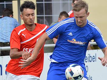 Der neue Obersdorfer Spielertrainer Steffen Hönninger (rechts), hier im Zweikampf mit dem Roth-Mainer Shabir Barakzai, musste zum Auftakt eine Niederlage einstecken. Foto: Gunther Czepera