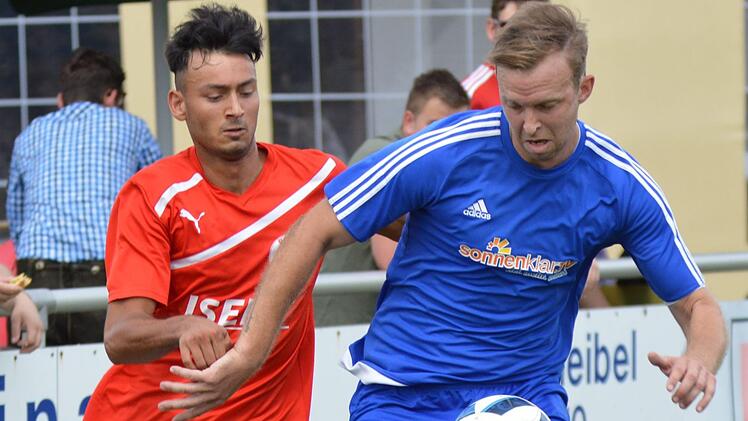 Der neue Obersdorfer Spielertrainer Steffen Hönninger (rechts), hier im Zweikampf mit dem Roth-Mainer Shabir Barakzai, musste zum Auftakt eine Niederlage einstecken. Foto: Gunther Czepera