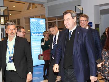 CSU-Chef Markus Söder suchte am Freitag in Kulmbach das Gespräch mit der Parteibasis.  Foto: Alexander Hartmann