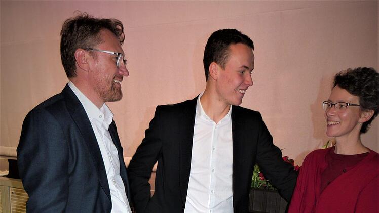 Vincent Rauh ist ein hoffnungsvoller Leichtathlet, hiermit seinen Elttern Markus und Petra. Foto: Werner Reißaus