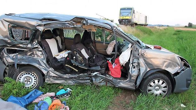 Regelrecht aufgeschlitzt wurde der Opel vonm Zug. F&uuml;r die beiden Insassen kam jede Hilfe zu sp&auml;t. Fotos: Michael Stelzner