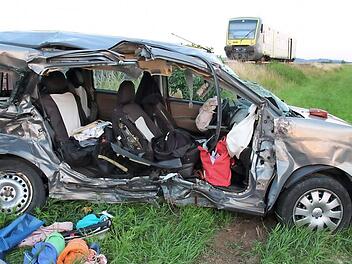 Regelrecht aufgeschlitzt wurde der Opel vonm Zug. Für die beiden Insassen kam jede Hilfe zu spät. Fotos: Michael Stelzner