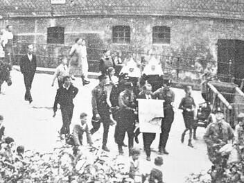 Ein Foto in Helmut Scheuerichs Buch "Neustadt im 20. Jahrhundert": Karl Kiesewetter wird von SA Schergen in einem unwürdigen Spektakel durch die Straßen geführt.