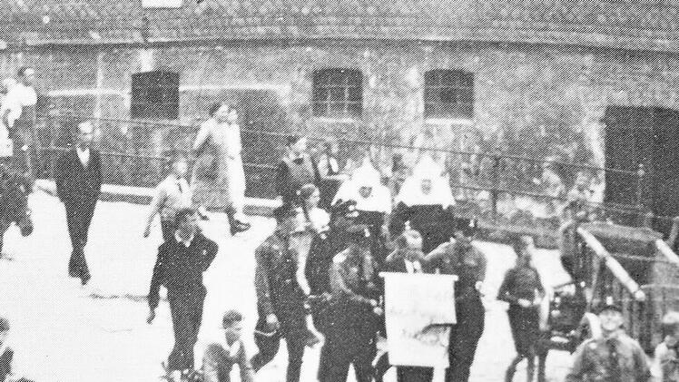 Ein Foto in Helmut Scheuerichs Buch "Neustadt im 20. Jahrhundert": Karl Kiesewetter wird von SA Schergen in einem unwürdigen Spektakel durch die Straßen geführt.