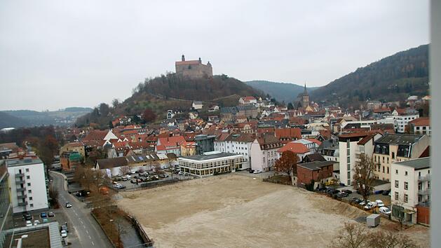 Ein Teilbereich des Kaufplatz-Areals k&ouml;nnte f&uuml;r den Bau eines Wohnheims genutzt werden, sagen CSU, WGK und FDP. Als m&ouml;gliche Fl&auml;che sehen sie den Randbereich, der an das Bankgeb&auml;ude der VR Bank (hinten, Mitte) angrenzt.