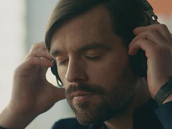 Der blinde Roman (Bart Kelchtermans) tritt einen neuen Job bei der Polizei von Rotterdam an. Er h&ouml;rt, was die meisten anderen Menschen "&uuml;berh&ouml;ren" - und kann den Beh&ouml;rden so wertvolle Hinweise geben. Sechs Folgen der niederl&auml;ndischen Serie zeigt das ZDF an drei Sonntagabenden oder in der ZDF-Mediathek.