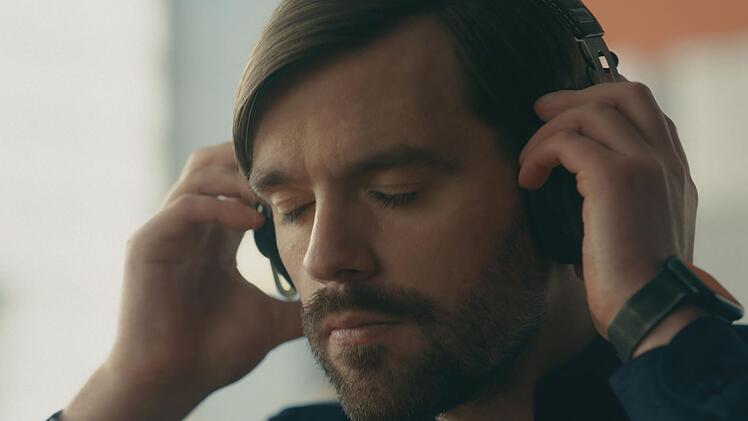 Der blinde Roman (Bart Kelchtermans) tritt einen neuen Job bei der Polizei von Rotterdam an. Er h&ouml;rt, was die meisten anderen Menschen "&uuml;berh&ouml;ren" - und kann den Beh&ouml;rden so wertvolle Hinweise geben. Sechs Folgen der niederl&auml;ndischen Serie zeigt das ZDF an drei Sonntagabenden oder in der ZDF-Mediathek.