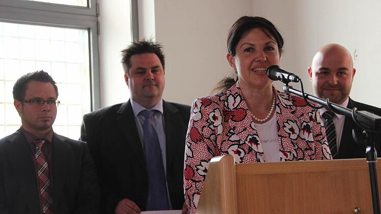 Auch Angela Hofmann bestätigt dem Wahlausschuss (im Hintergrund), dass sie ihr Amt akzeptiert.