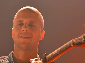 Der belgische Schmusesänger Milow sang in der allerdings nur halb vollen Bamberger Brose-Arena.  Foto: Ronald Rinklef