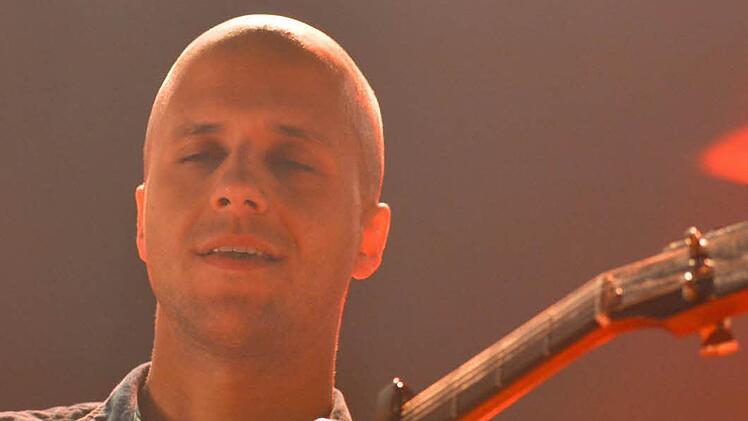 Der belgische Schmusesänger Milow sang in der allerdings nur halb vollen Bamberger Brose-Arena.  Foto: Ronald Rinklef