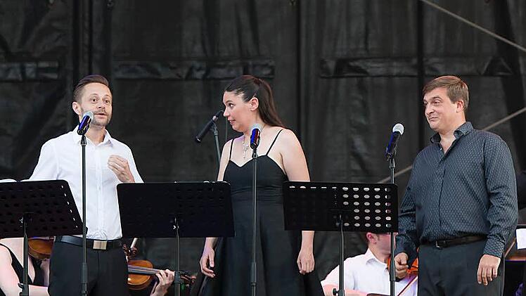 Impressionen vom Open-Air-Konzert mit dem Orchester der "Gesellschaft der Musikfreunde Neustadt" (von links: Joseph Schnurr, Andrea Chudak, Philipp Meierhöfer).Foto: Albert Höchstädter