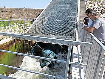 Der Eon-Betriebsingenieur Michael Seuling erläutert die Wasserkraftschnecke bei Neuses.  Foto: Mathias Erlwein
