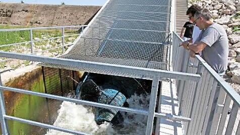 Der Eon-Betriebsingenieur Michael Seuling erläutert die Wasserkraftschnecke bei Neuses.  Foto: Mathias Erlwein