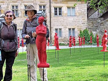 Hildegard Arnold und Elisabeth Schultheiß (rechts) wanderten auf dem Jakobsweg von Erfurt nach Bamberg, der hier "Weg der starken Frauen". "Starke Frauen" lautete auch dasd Motto der Coburger Museumsnacht. Foto: Martin Rohm