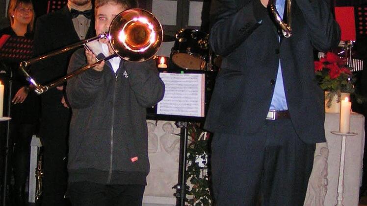 Nachwuchsbläser David Saffer mit seinem Ausbilder Florian Winkel Foto: Heidi Amon