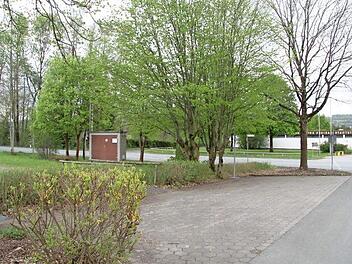 Auf dem Parkplatz am Freibad entstehen vier Behindertenparkplätze.  Foto: Sonny Adam
