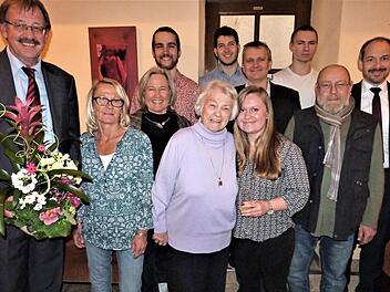 Ihren 90. Geburtstag feierte Hildegard Schrutka in Kulmbach. Unser Bild zeigt die Jubilarin vorne in der Bildmitte mit ihrer Enkelin Mara, den Töchtern Ulrike und Pia sowie den Söhnen Eckhard und Martin sowie weiteren Enkelkindern. Links im Bild Bürgermeister Stefan Schaffranek, rechts stellvertretender Landrat Jörg Kunstmann. Foto: Werner Reißaus