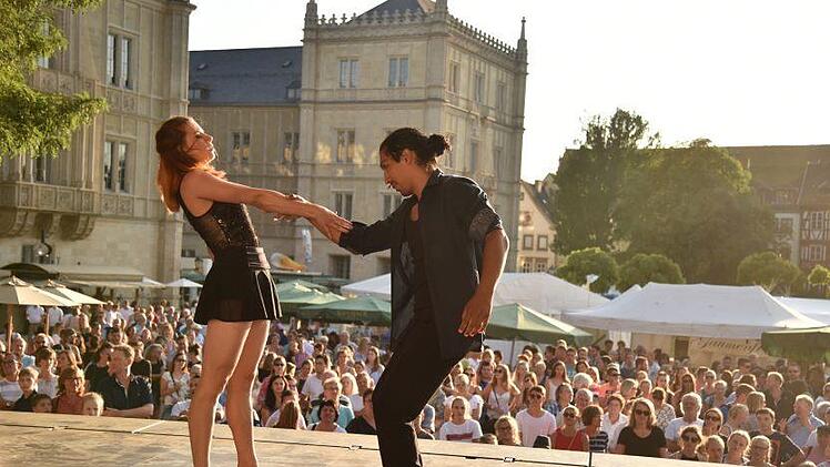 Fabio und Julia aus Berlin versetzten mit ihrer Akrobatiknummer das Publikum auf dem Coburger Schlossplatz in Staunen.Foto: Jens Gundermann