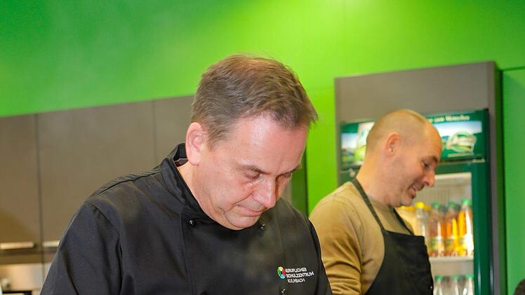 Alexander Battistella und Matthias Höhn widmen sich dem Kalbfleisch und den Beilagen.Matthias Hoch